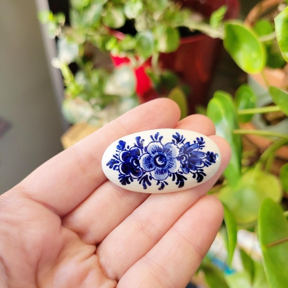 Vintage Dainty Holland Dutch Navy Blue Painted Floral Lapel Brooch Pin - Picture 2 of 6